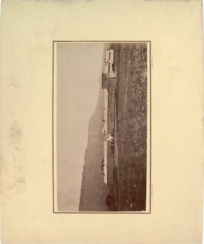 Ansicht eines Palisadenzauns mit mehreren Männern am Eingangstor, 1871 von William Hicks Jackson