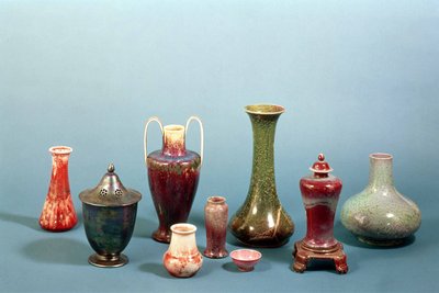 Gruppe von Irdenware-Vasen und Schalen aus der Ruskin-Keramik, 1898-1935 von William Howson Taylor