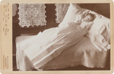 Post-Mortem Baby auf Bett, 1880er-1890er von William Mills & Son