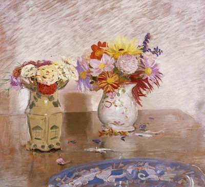 Zwei Vasen mit Blumen und ein blauer Teller von William Nicholson