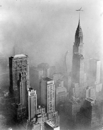 Smog verdeckt die Sicht auf das Chrysler Building vom Empire State Building, New York City von William Van Alen