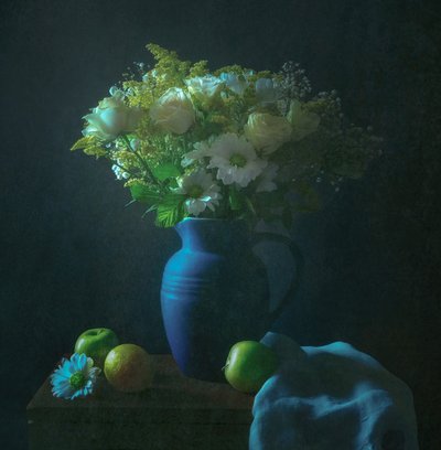 Dunkles Florales Stillleben von Yinan F.