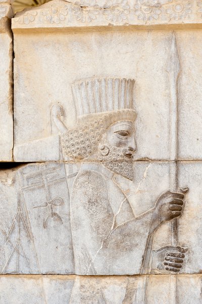 Antikes Relief der Achämeniden; Perser mit Lanze; Soldat der Unsterblichen Garde im Apadana-Palast; archäologische Stätte; antike persische Stadt Persepolis; UNESCO-Weltkulturerbe; Provinz Fars; Iran; Asien von Frederick (attr. to) Barnard