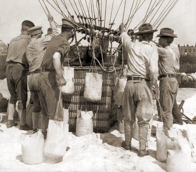 Anbringen von Sandsäcken am Korb eines Ballons, Fort Myer, USA von Hippolyte Lalaise Devéria