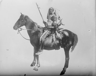Häuptling Deep Sky-Indianer auf Pferd, ca. 1900 von . .