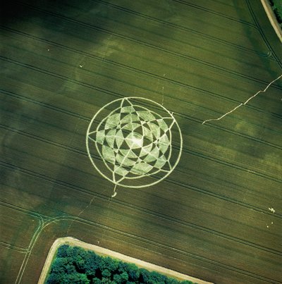 Kornkreis im Weizenfeld, Avebury Henge, Wiltshire, 22. Juni 2002 (Luftaufnahme) von Ferdinand Georg Waldmuller