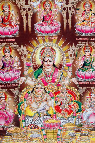 Lakshmi, die Frau von Vishnu, ist die Göttin des Wohlstands, des Glücks und der Schönheit von . .