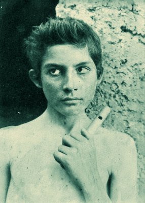 Porträt eines sizilianischen Jungen mit einer Flöte, c. 1899 von Baron Wilhelm von Gloeden