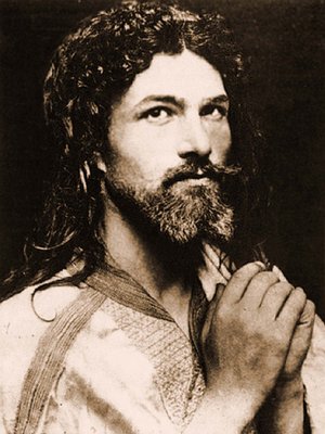 Selbstbildnis von Baron Wilhelm von Gloeden (1856 - 1931) als Jesus Christus, um 1890 (Sepia-Foto). von Baron Wilhelm von Gloeden