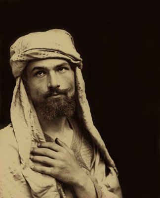 Selbstporträt von Baron Wilhelm von Gloeden (1856 - 1931) in arabischem Kostüm, um 1890 (Sepia-Foto). von Baron Wilhelm von Gloeden