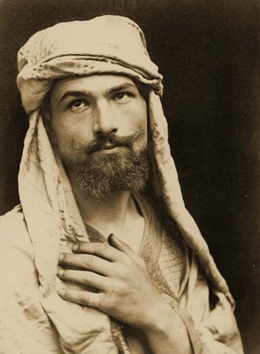 Selbstbildnis des Barons Wilhelm von Gloeden (1856 - 1931) in arabischem Kostüm, c.1890 (Sepia Foto). von Baron Wilhelm von Gloeden