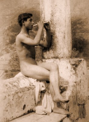 Studie eines Jungen, der eine Flöte spielt, um 1900 (Sepia-Foto) von Baron Wilhelm von Gloeden