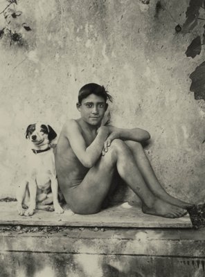 Studieren eines nackten Jungen mit Hund, c.1901 von Baron Wilhelm von Gloeden