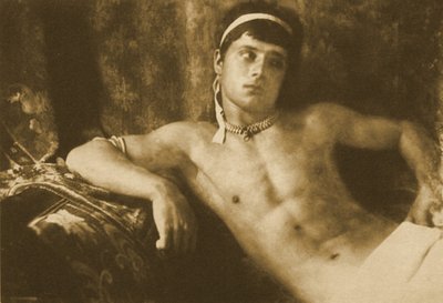 Studie eines liegenden Jungen mit Schmuck. c.1899 (Sepia Foto) von Baron Wilhelm von Gloeden