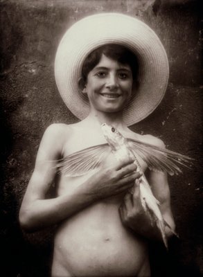 Junge mit fliegenden Fischen, Sizilien, um 1895 (Glasplatte) von Baron Wilhelm von Gloeden