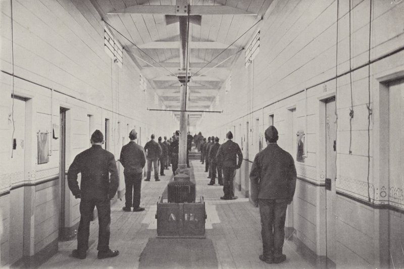 Eine Musterung von Hooligans, Borstal-Gefängnis von (after) English photographer