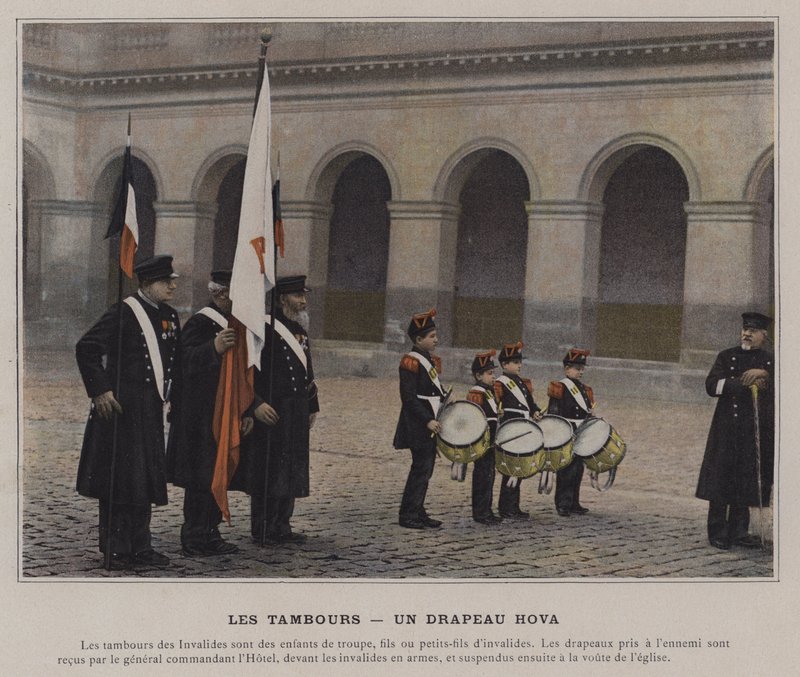 Die Trommeln, eine Hova-Flagge (farbiges Foto) von (after) French Photographer