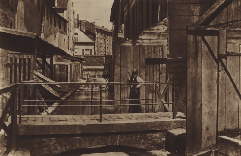 Die Ufer der Bievre am unteren Ende der Rue des Gobelins von (after) French Photographer