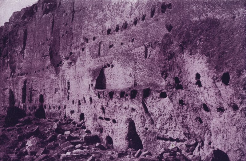 Verlassene Höhlenwohnungen der Klippenbewohner, nahe Espanola (s/w Foto) von American Photographer (after)