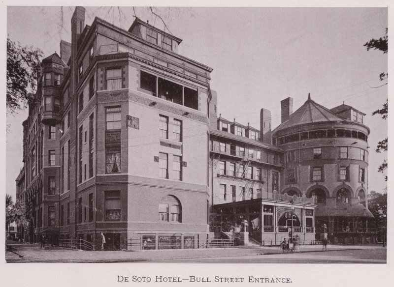 De Soto Hotel, Bull Street Eingang (s/w Foto) von American Photographer (after)