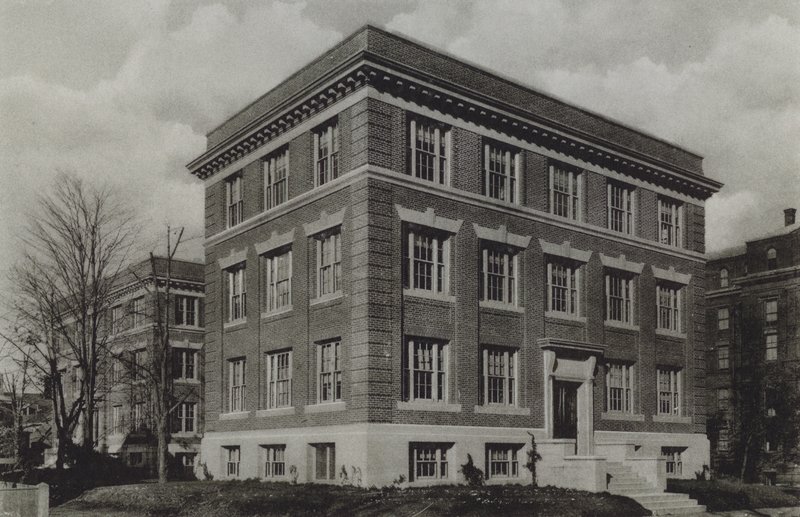 Harvard University: Wolcott Gibbs Memorial Laboratory, T Jefferson Coolidge Chemical Laboratory von American Photographer (after)