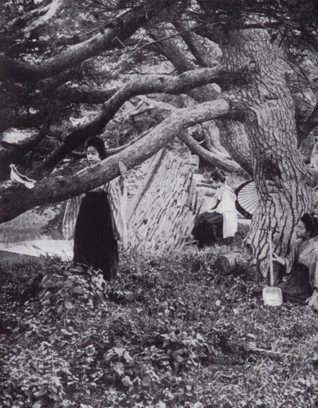 Japanische Mädchen unter den alten Kiefern am alten kaiserlichen Graben in Tokio von American Photographer (after)