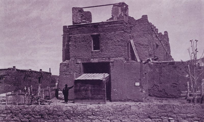 Alte Kirche von San Miguel, Santa Fe, NM, aus Adobe gebaut im Jahr 1550 (s/w Foto) von American Photographer (after)