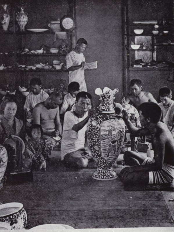 Porzellanmaler bei der Arbeit in den berühmten Kinkosan-Werken in Awata, Kioto von American Photographer (after)