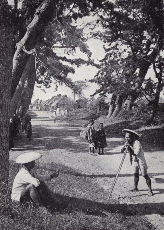 Wanderer ruhen sich auf der alten Hauptstraße von Tokio nach Kioto aus von American Photographer (after)
