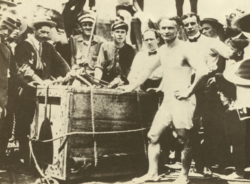 Harry Houdini wird 1907 in den eisbedeckten Detroit River hinabgelassen von American Photographer