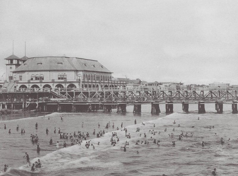 Long Beach, Kalifornien: Kommunales Auditorium und Badeszene von American Photographer