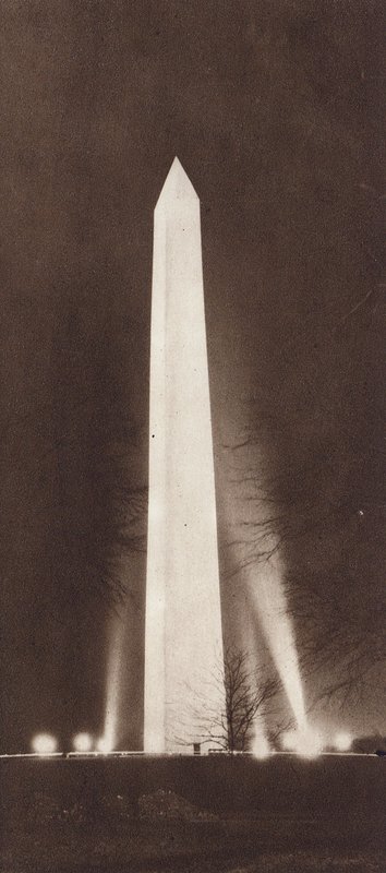 Obelisk beleuchtet von Flutlicht bei Nacht von American Photographer