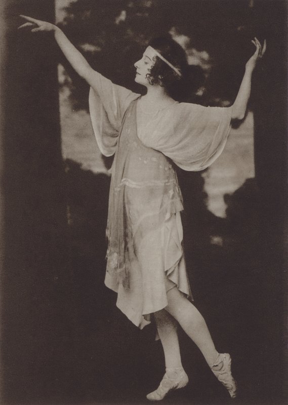 Pavlova im Ballett aus der Oper "Orpheus und Eurydike" von American Photographer