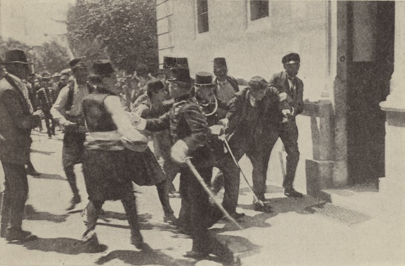 Die Verhaftung von Gavrilo Princip nach der Ermordung von Erzherzog Franz Ferdinand von Österreich in Sarajevo von Austrian Photographer