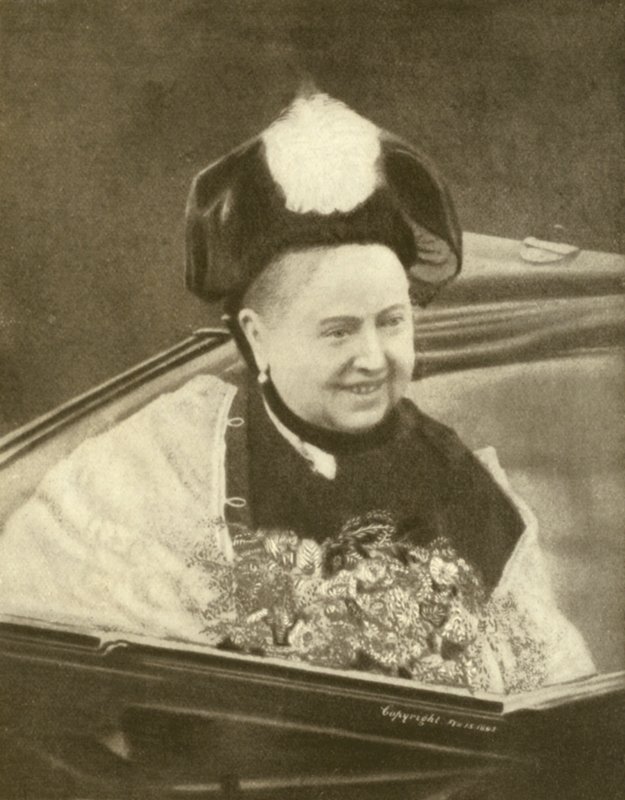 Königin Victoria lächelt, nachdem sie einen Blumenstrauß angenommen hat, Isle of Wight, ca. 1887 von Charles Knight