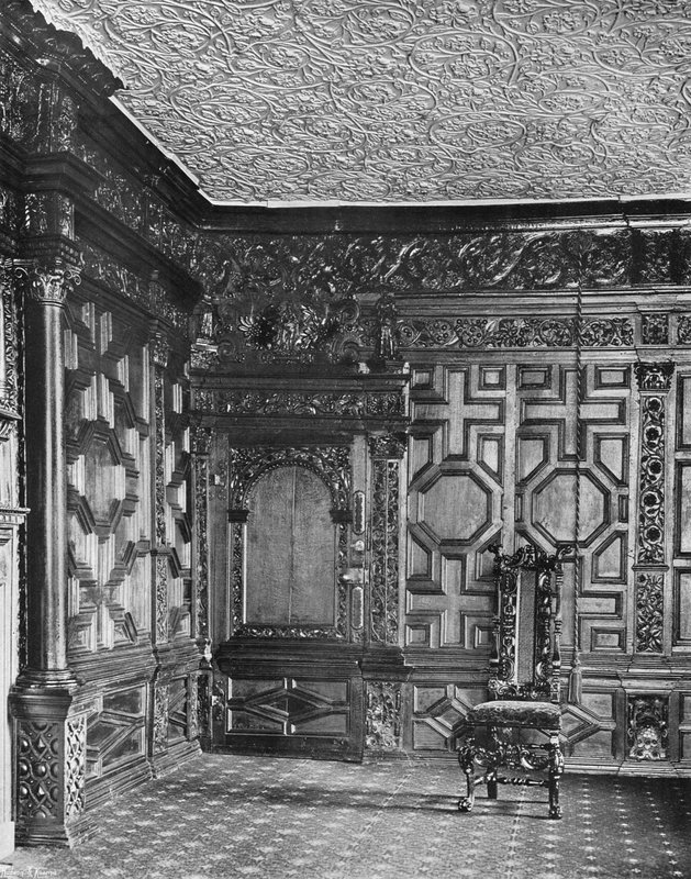 Eine Ecke im Eichenraum von Charles Latham