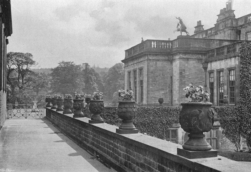 Geschnitzte Steinvase, Ostterrasse von Charles Latham