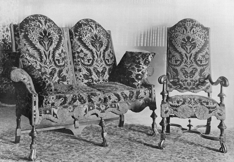 Suite aus Walnussstühlen und Sofa mit englischem Samt bezogen von Charles Latham