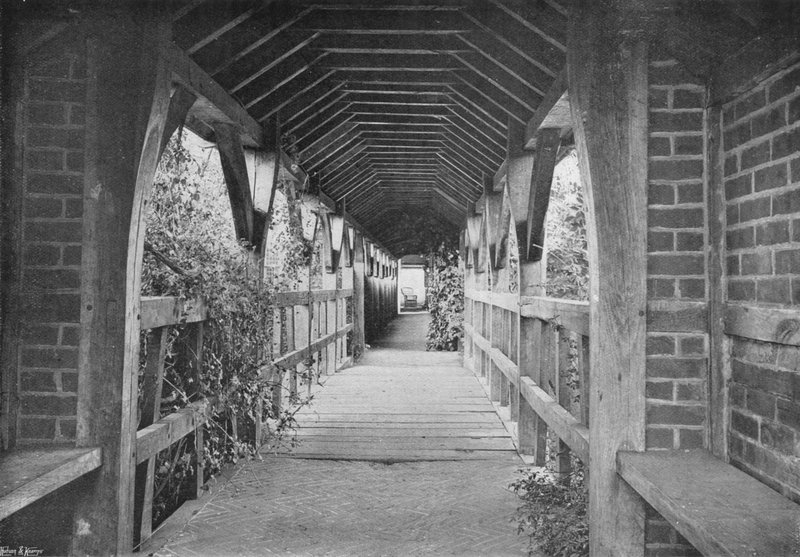 Der überdachte Weg über die Brücke von Charles Latham