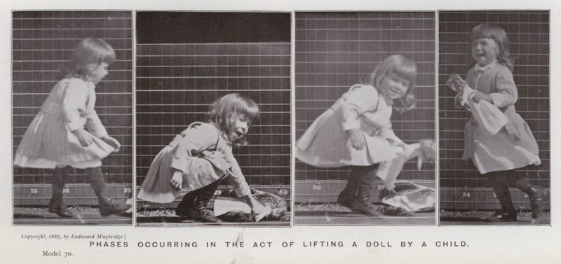 Die menschliche Figur in Bewegung: Phasen beim Heben einer Puppe durch ein Kind von Eadweard Muybridge