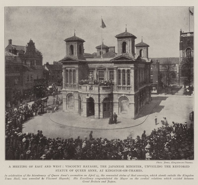 Ein Treffen von Ost und West, Viscount Hayashi, der japanische Minister, enthüllt die restaurierte Statue von Königin Anne in Kingston-on-Thames, 3. Mai 1902 von English Photographer