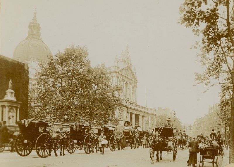 Eine belebte Straßenszene mit der Brompton Oratory von English Photographer