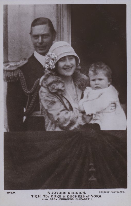 Eine freudige Wiedervereinigung, TRH Der Herzog und die Herzogin von York mit Baby Prinzessin Elizabeth von English Photographer