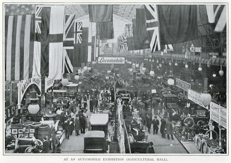 Auf einer Automobilausstellung (Agricultural Hall) von English Photographer
