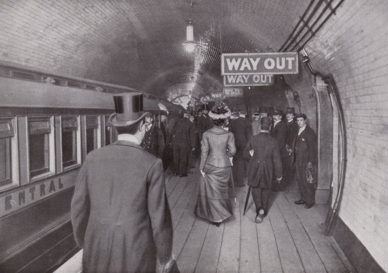 Am Bank Station der Central London Railway, Ausgang von English Photographer
