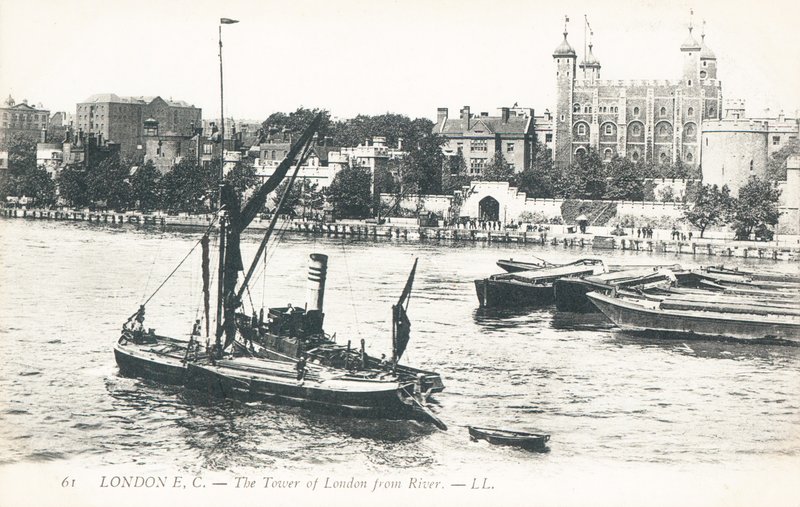Boote auf der Themse mit dem Tower of London im Hintergrund von English Photographer