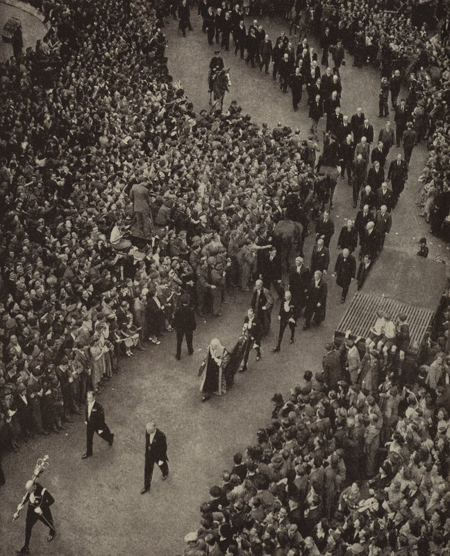 Der britische Premierminister Winston Churchill und sein Kabinett auf dem Weg zur Kirche St. Margaret, Westminster, für einen Dankgottesdienst für die Befreiung von der Bedrohung durch die Nazi-Invasion, 8. Mai 1945 (s/w Foto) von English Photographer