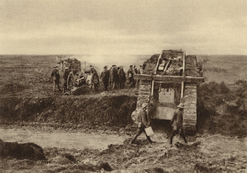 Britische Panzerschwadron passiert Artilleriestellungen bei Graincourt auf dem Weg zum Angriff auf den Bourlon-Wald, Schlacht von Cambrai, Frankreich, Erster Weltkrieg, November 1917 von English Photographer