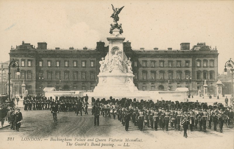 Buckingham Palace und Queen Victoria Memorial; Die Garde-Band passiert von English Photographer