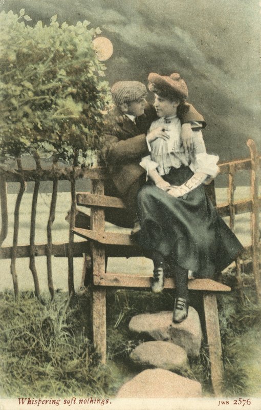 Paar, das sich auf einem Landstil umarmt von English Photographer